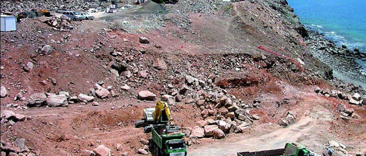 Mogán pugna por las hamacas y los kioscos de Los Frailes y Medio Almud