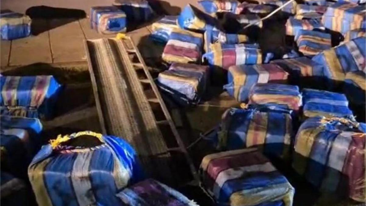 Fardos de cocaína que os narcos perderon na Pobra tras a descarga na praia de Niñeiriños.