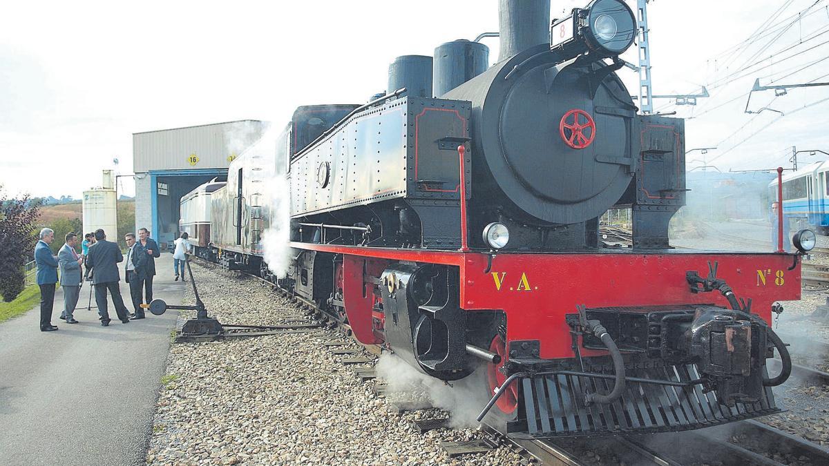 La locomotora de vapor VA8, en El Berrón, tras ser restaurada.