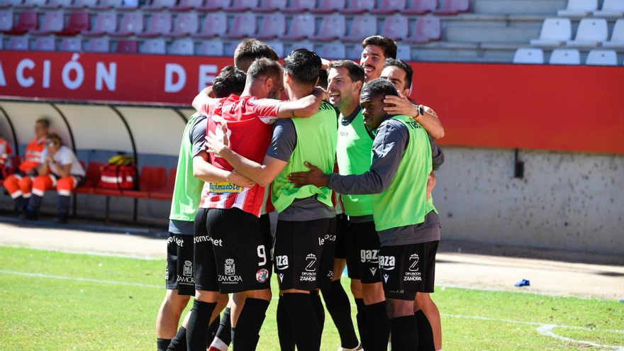 Camacho, tras la goleada del Zamora CF ante el Amorebieta: "Es el premio al trabajo que llevamos"