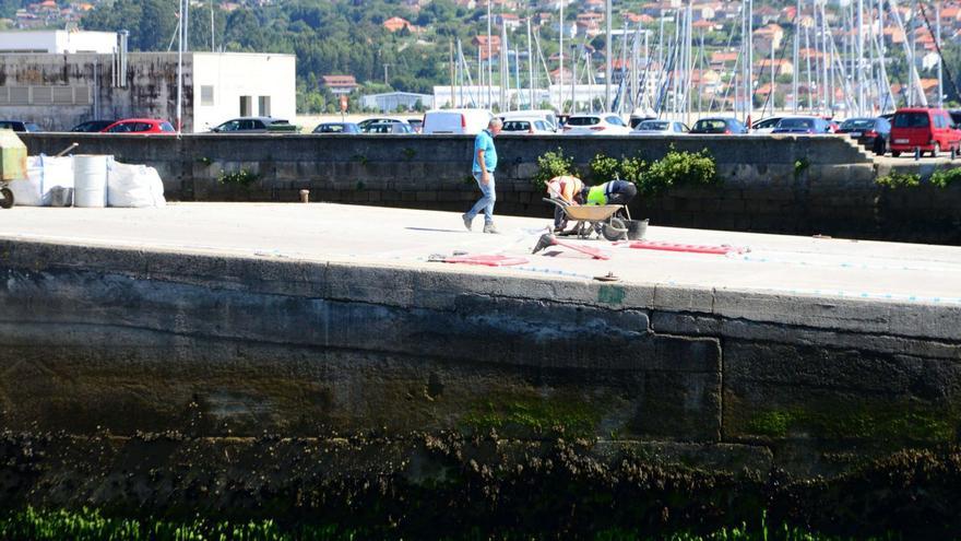 Trabajos de reparación durante el pasado verano en un puerto de Moaña.  // Gonzalo Núñez