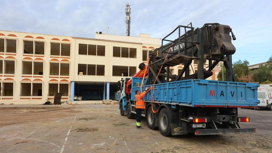 El derribo del aulario arranca ya la megaobra del ‘nuevo’ Mestre Canós en Castelló