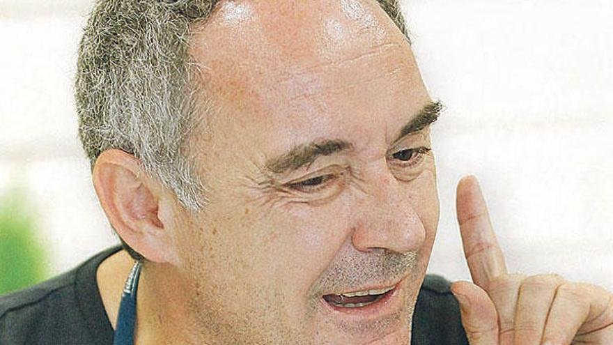 Ferran Adrià, durante la entrevista. // José Aleixandre