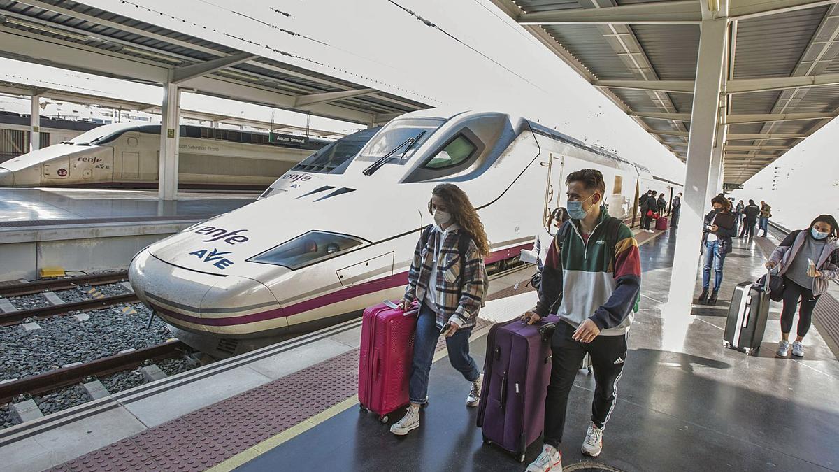 Passengers on the platform of the Alicante AVE after getting off one of the new trains, which will be common from March.  |  PILAR CORTÉS