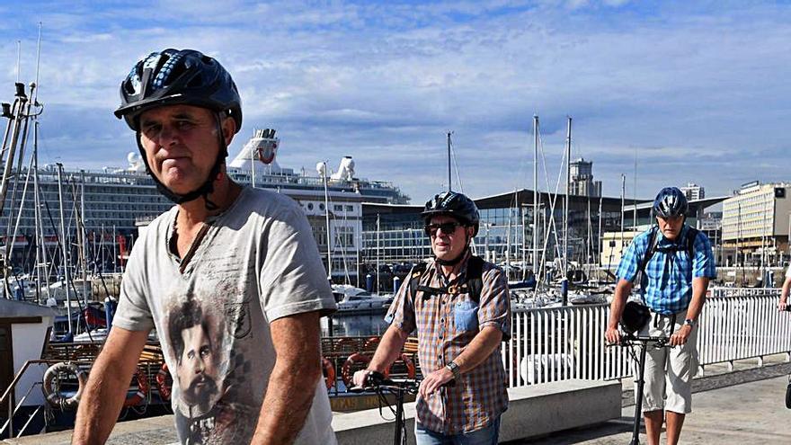 Turistas con patinetes eléctricos en la Marina. |   // VÍCTOR ECHAVE