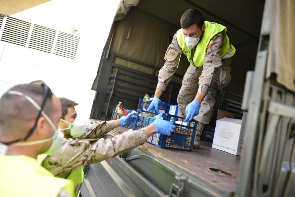 El Ejército entrega alimentos en el barrio Peral