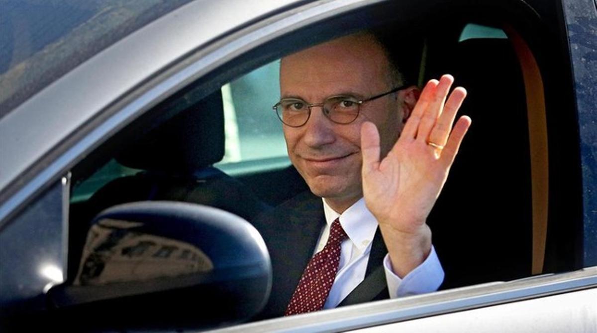 Letta saluda des del seu cotxe a l’arribar al palau del Quirinal, aquest divendres a Roma.