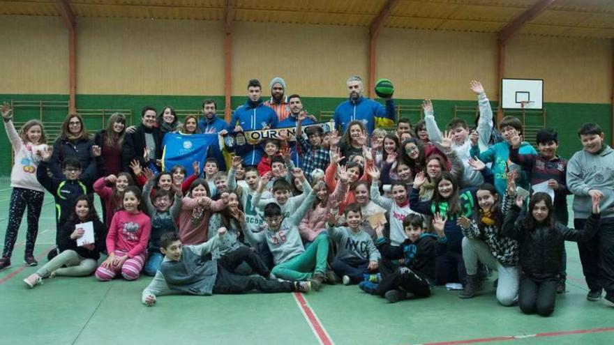 Los cobistas Rejón, Rivero, Ballesta, Barreiro y Rowley, en su visita al CEIP de Valeixe, en A Cañiza. // FdV