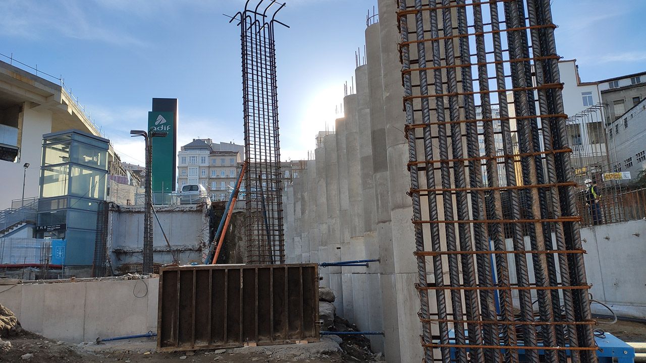 Obras de la Xunta en la nueva terminal de buses, con la terminal provisional de trenes al fondo