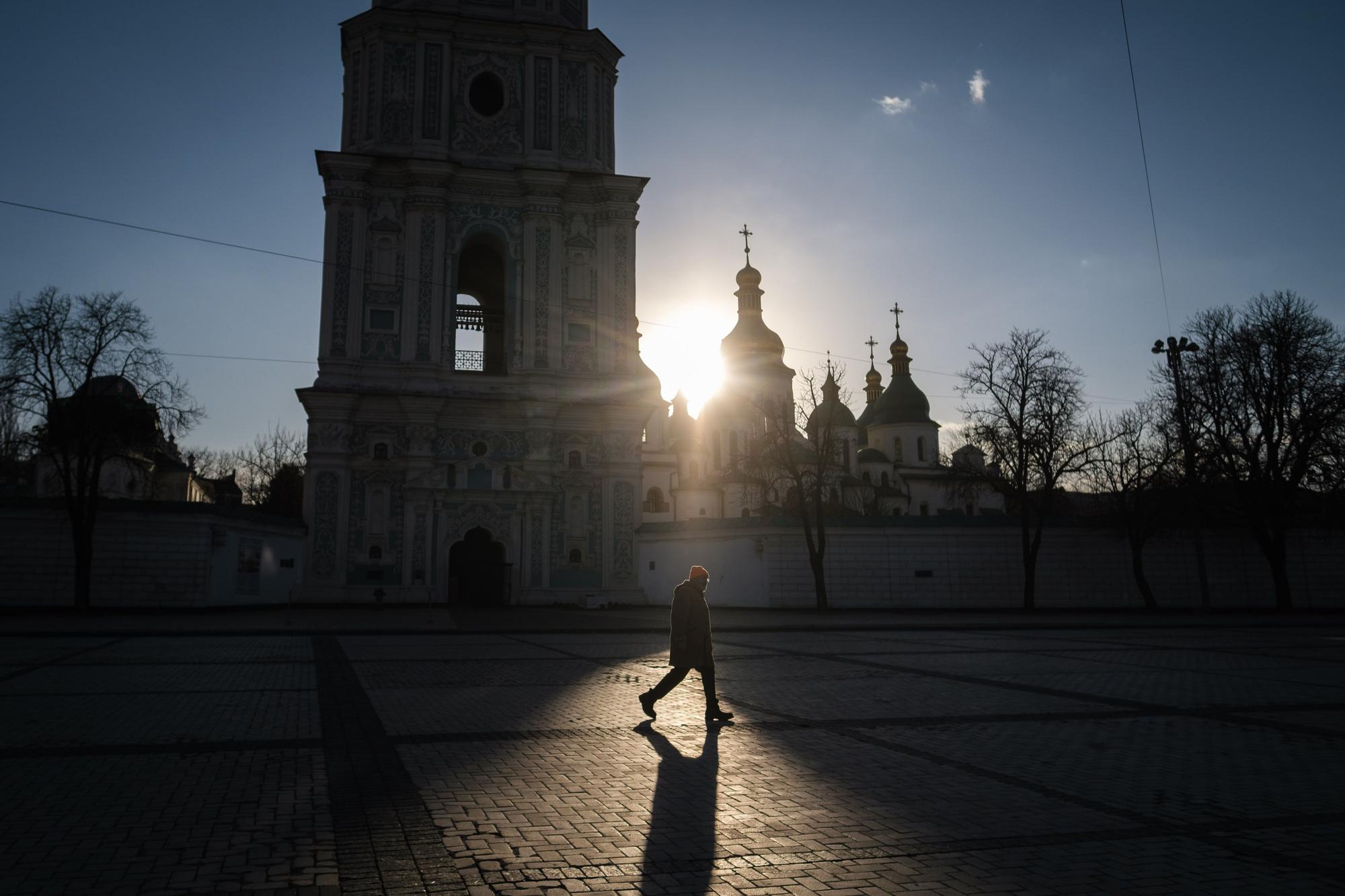 Un hombre camina en el centro de Kiev, la ciudad fantasma.jpg