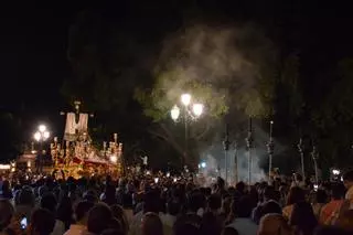 Vídeo: Llegada de la Piedad del Baratillo ya coronada al barrio de Triana