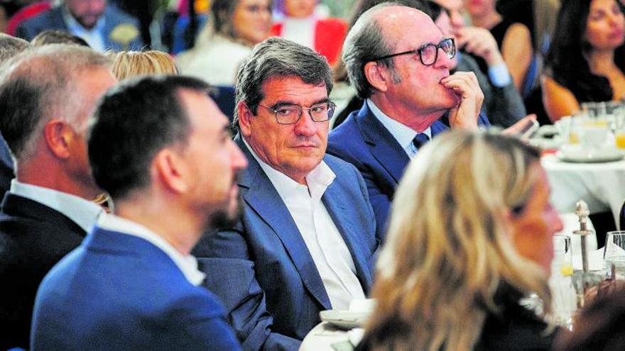 José Luis Escrivá y Ángel Gabilondo (Defensor del Pueblo), ayer, en el Foro Nueva Comunicación. |  // E.PRESS