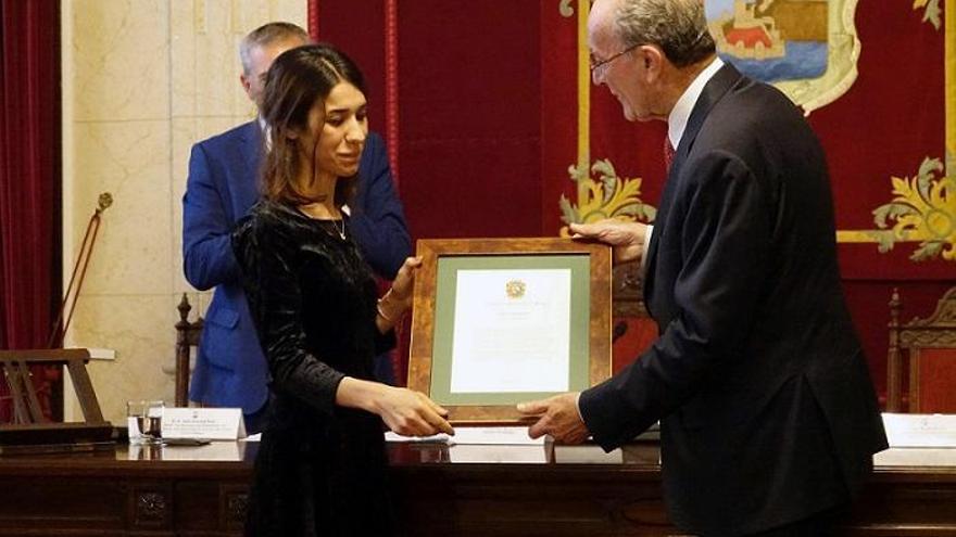 El alcalde, Francisco de la Torre, entrega a Nadia Murad una distinción por &quot;su lucha constante contra la trata de personas&quot;