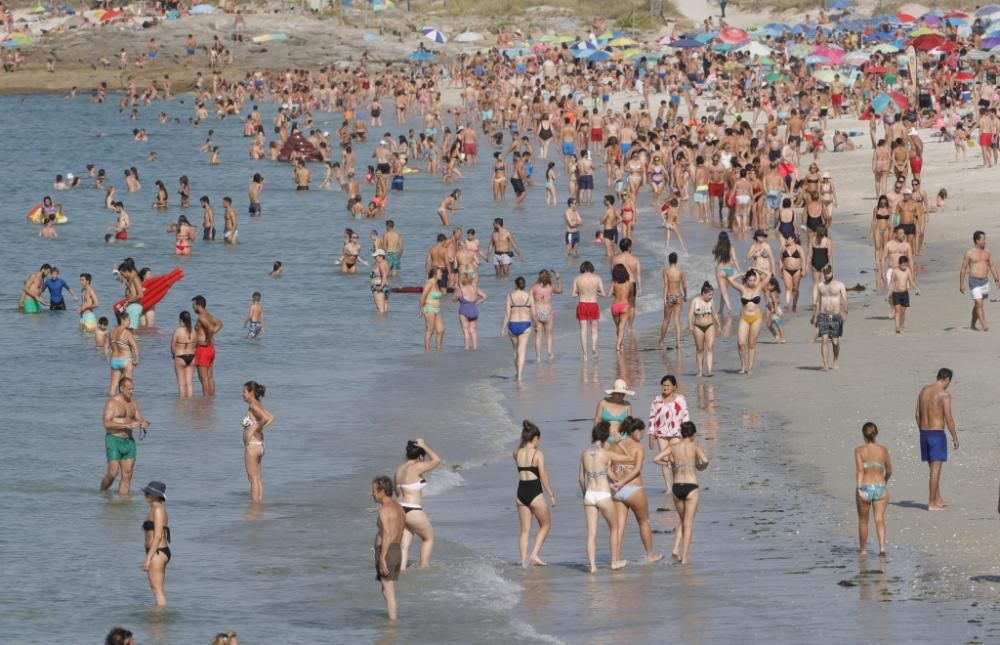 En O Vao y Samil no entra un solo alfiler: las playas de Vigo, abarrotadas