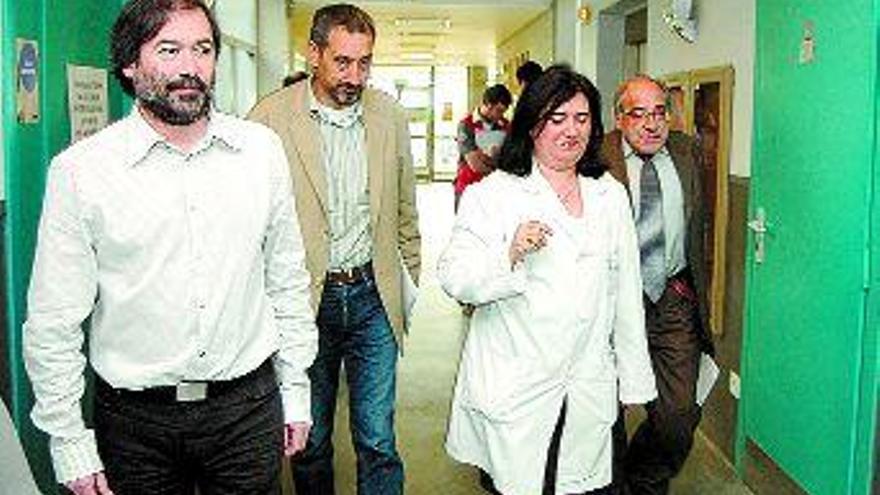 Los ediles Manolo González Aller y Pilar López Carrón, con los representantes del Sergas en la visita de 2007 en la que anunciaron la alta resolución. / BERNABÉ/JAVIER LALÍN