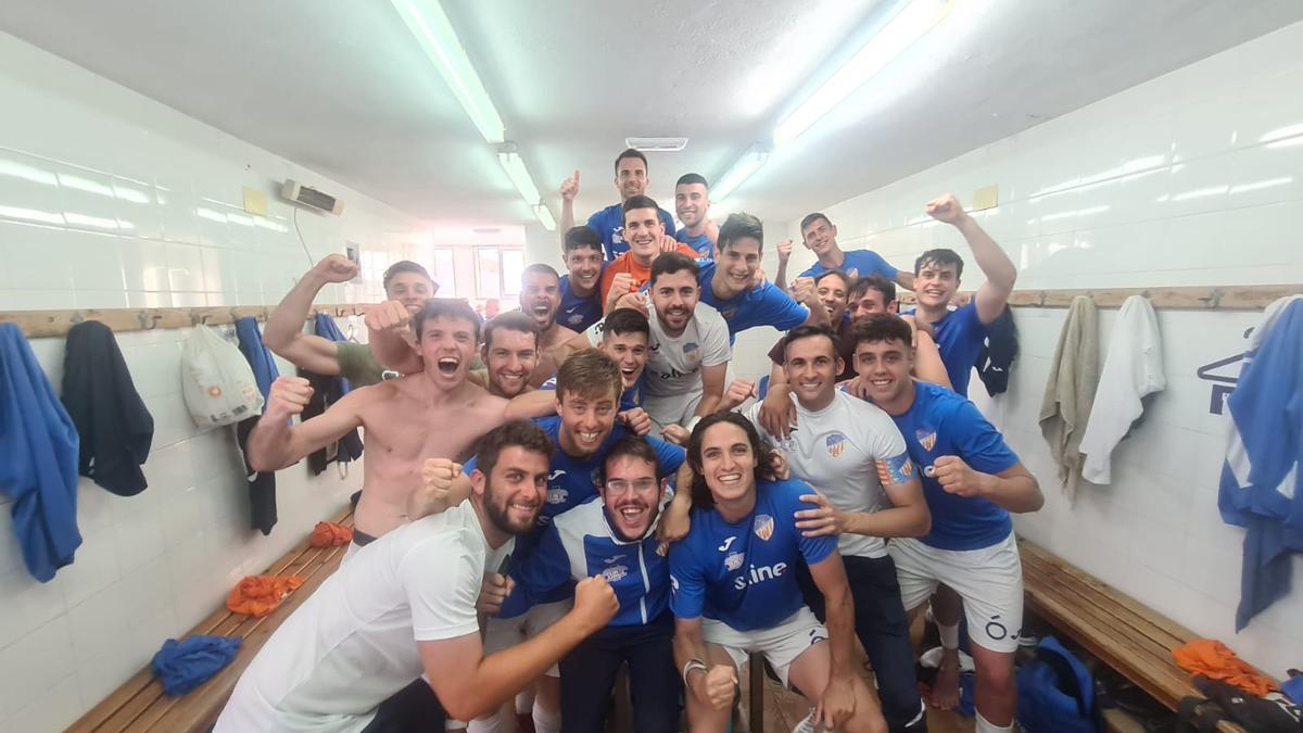 El Burriana celebra su clasificación a la promoción de ascenso.