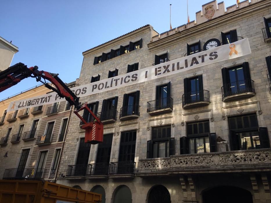 Pengen la pancarta en suport dels presos davant de l'Ajuntament de Girona