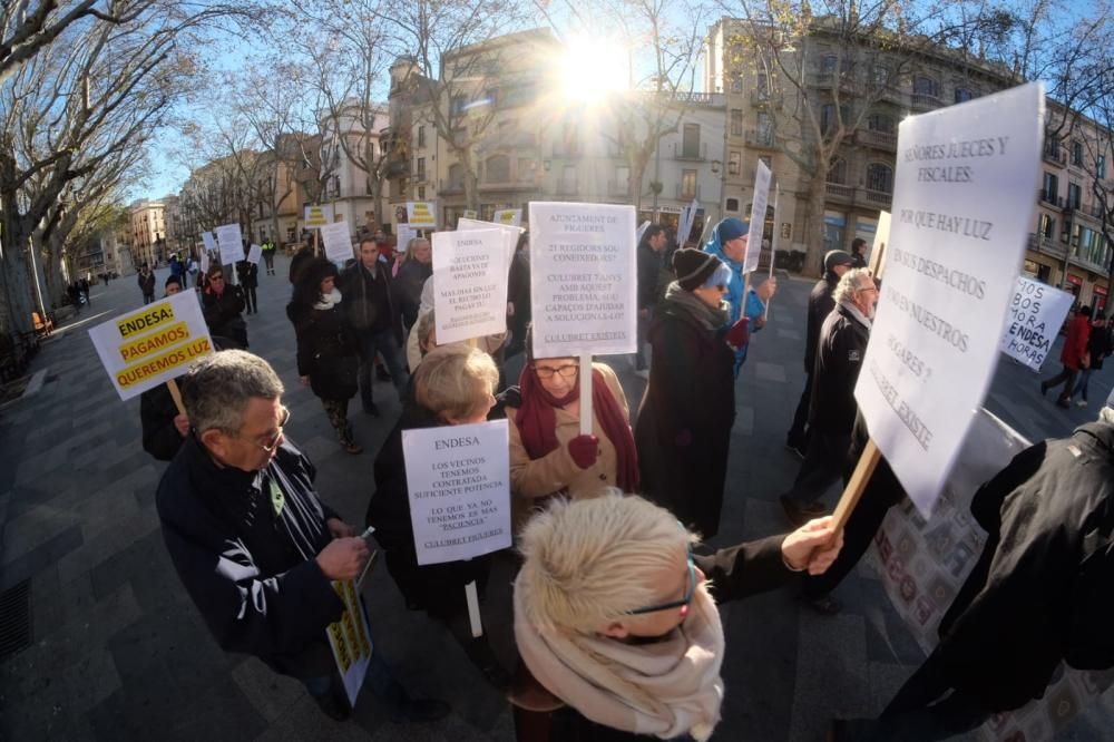 Concentració veïnal pels talls de llum al Culubret