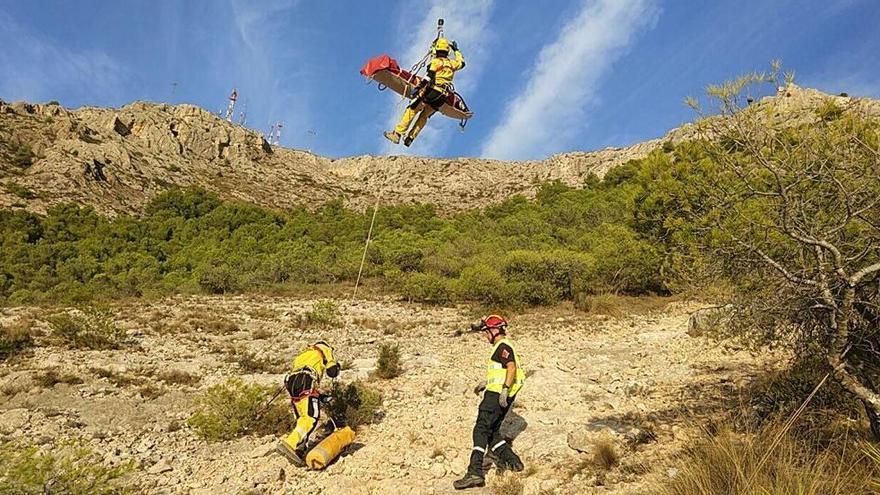 El helicóptero del Consorcio durante el rescate en la sierra