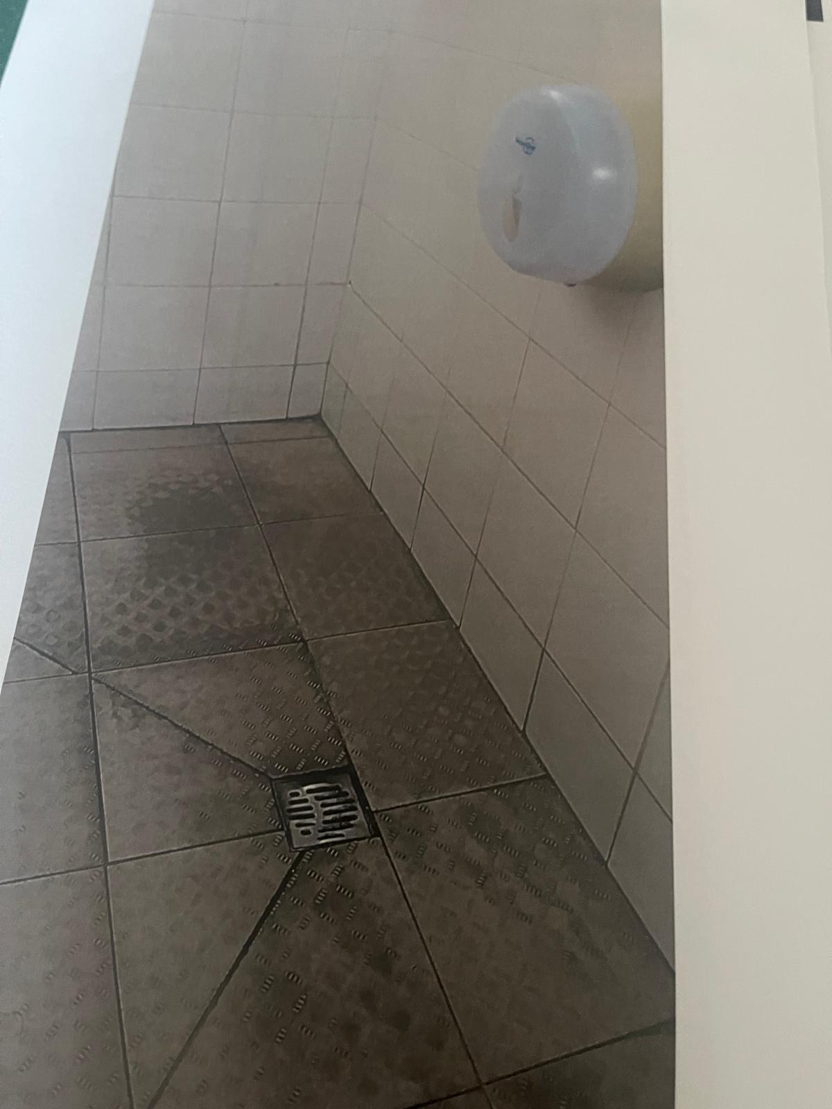 Suelo de las duchas.