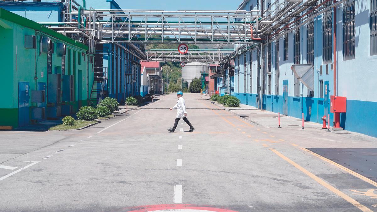 Un operario en la planta de Bayer de La Felguera.