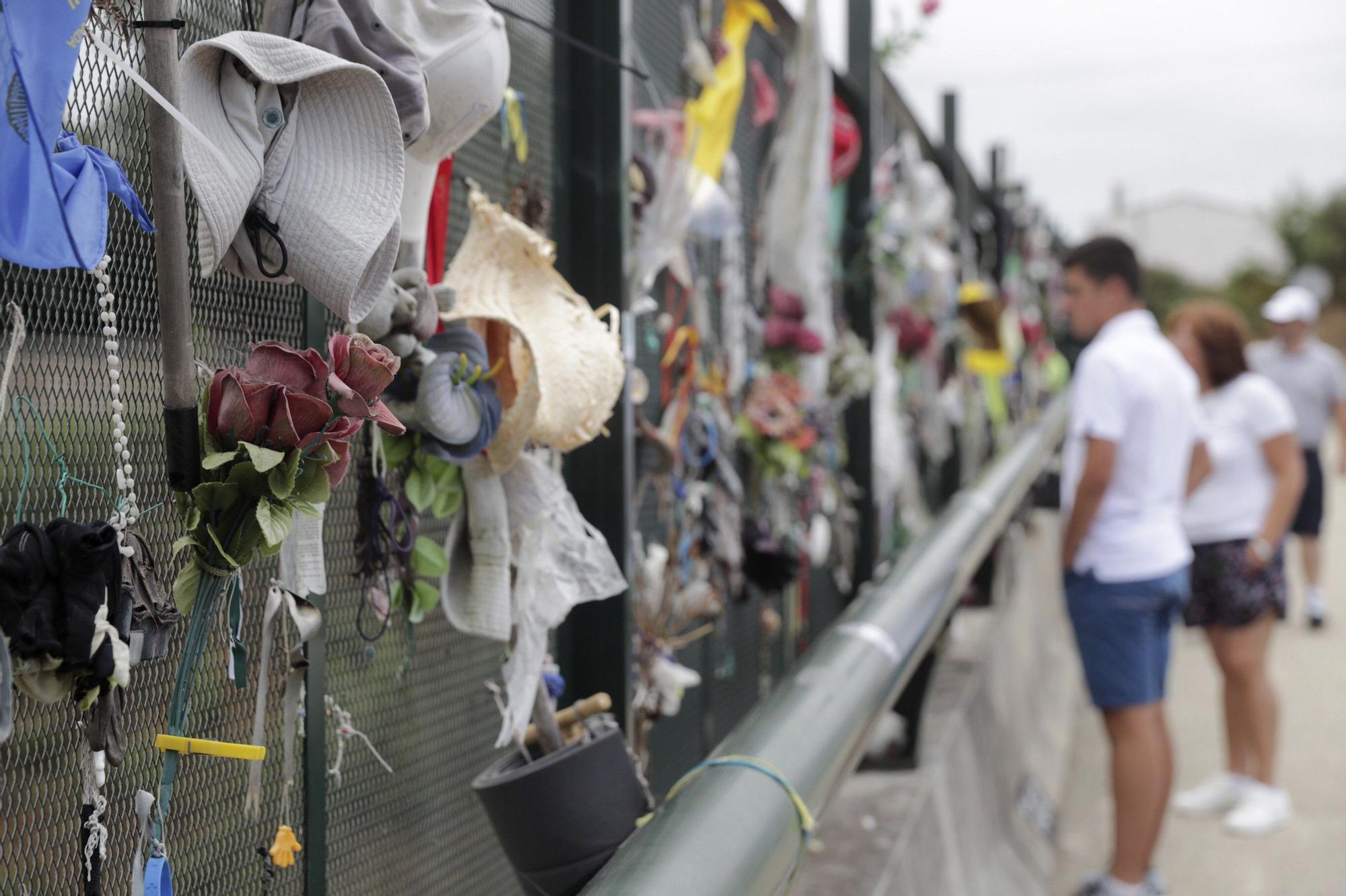 Un grupo de personas visitan la curva de Angrois donde ocurrió el accidente