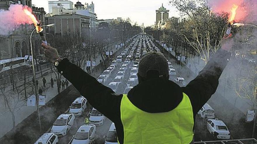 El taxi aumenta su protesta en Madrid y la VTC estudia un ERE en Cataluña