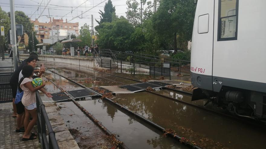 La fuerte descarga de lluvia afecta a la plataforma del metro de Godella