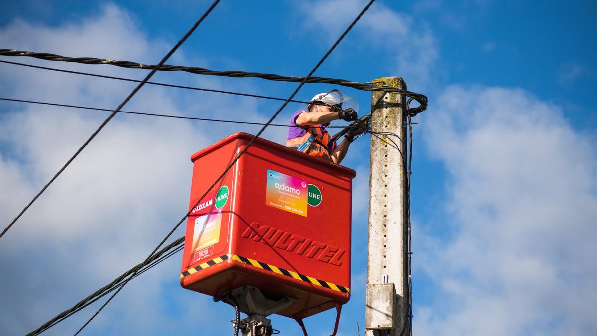 Técnico de instalaciones de redes trabajando