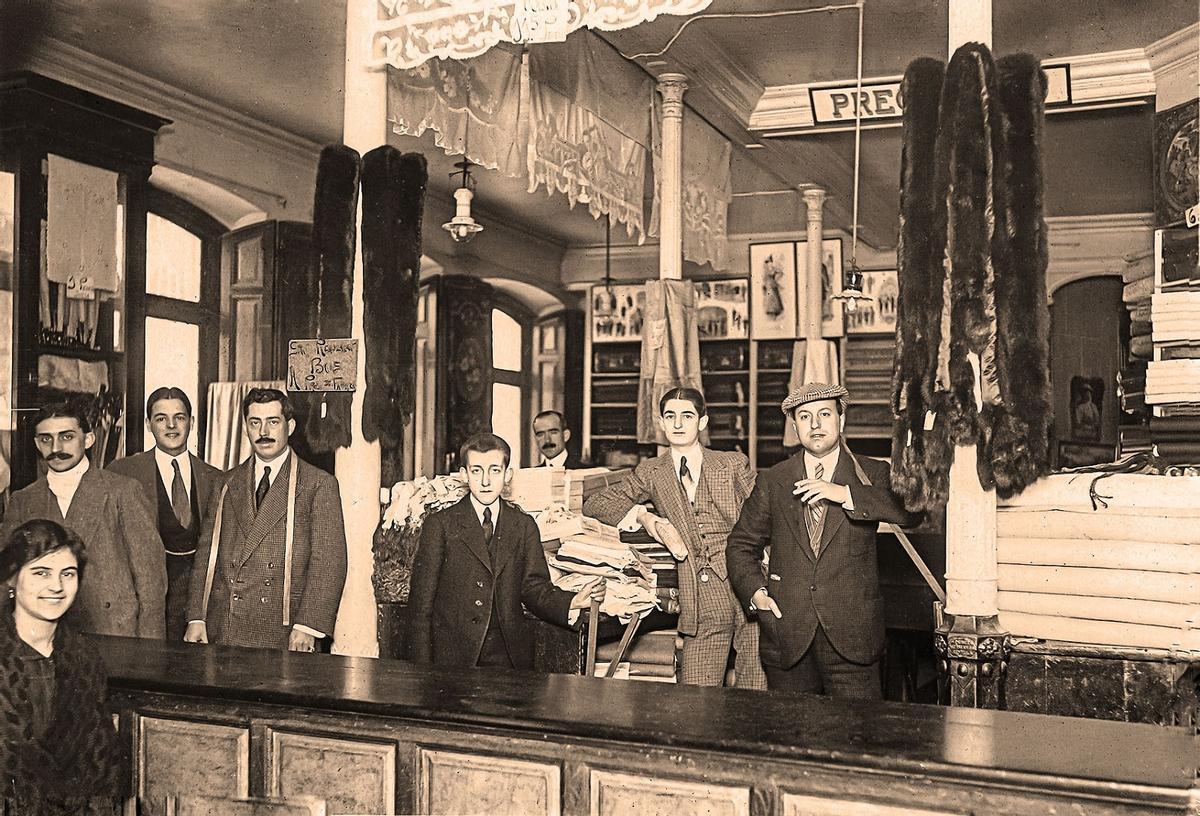 En su juventud, de dependiente en una tienda de Málaga (segundo por la derecha).