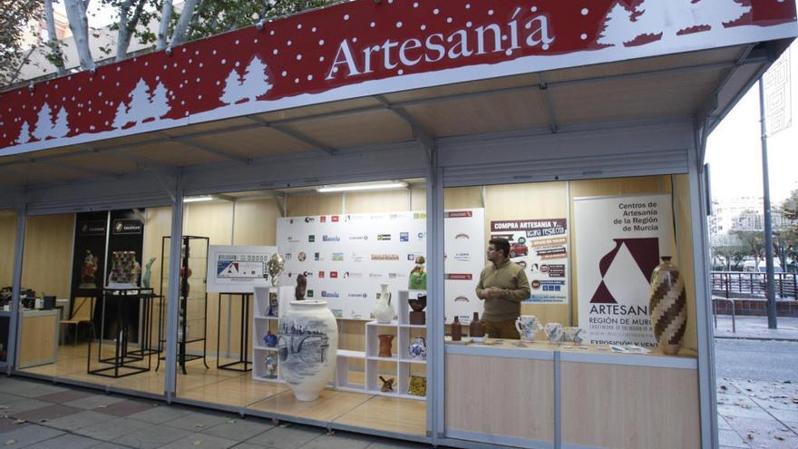 La Muestra Regional de Artesanía de Navidad empieza hoy en el Alfonso X y se prolongará hasta el 5 de enero.