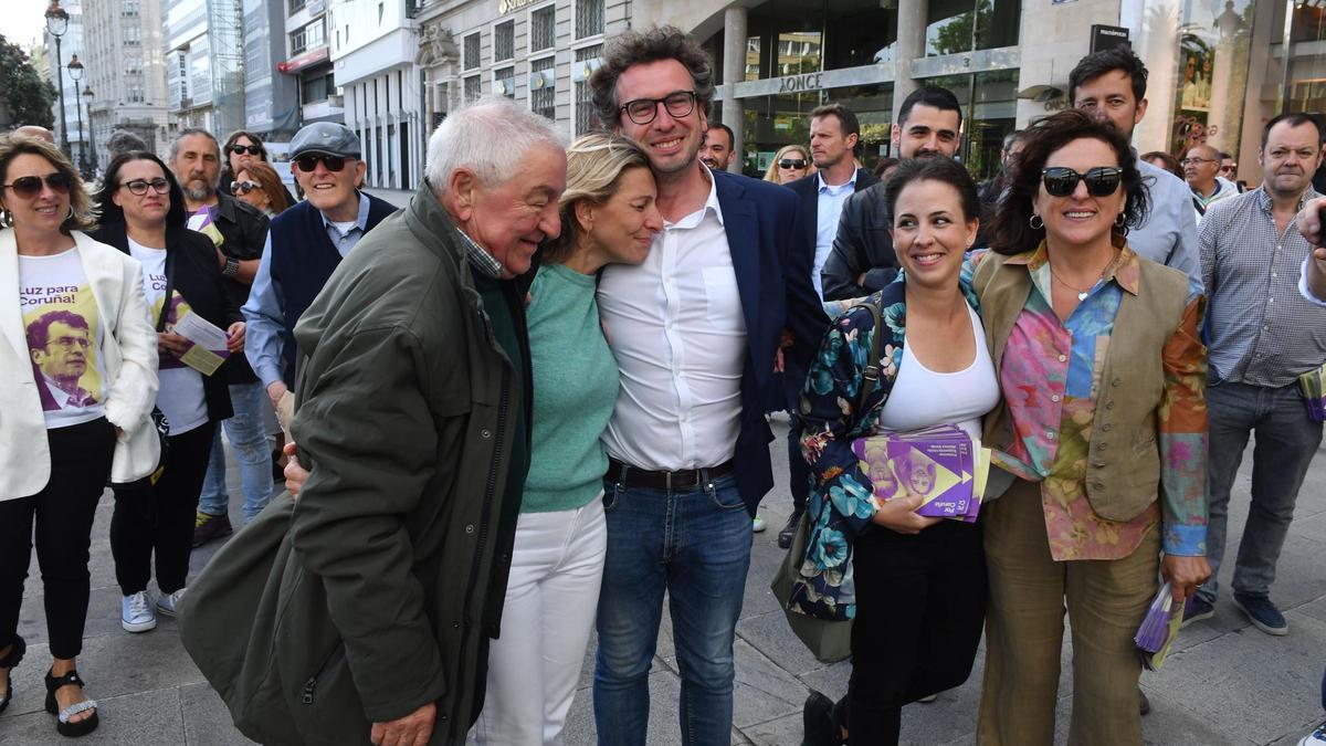 Yolanda Díaz, xunto ao candidato de Por Coruña, José Manuel Sande, o seu pai, Suso Díaz, e as número dous e tres da candidatura, Carmen Armada e Isabel Faraldo.