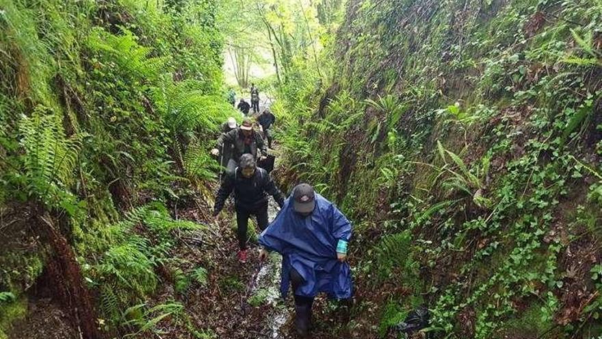 Un grupo de caminantes atraviesa un paso estrecho.