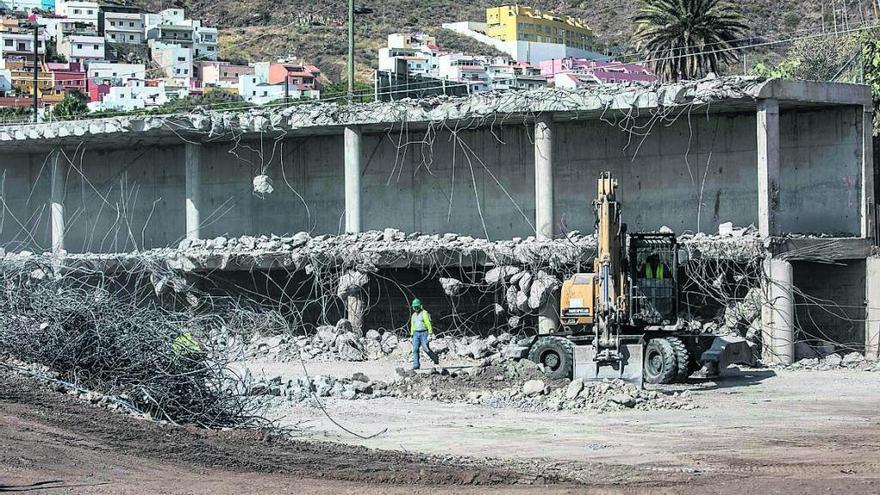 Trabajos de demolición del mamotreto de Las Teresitas.