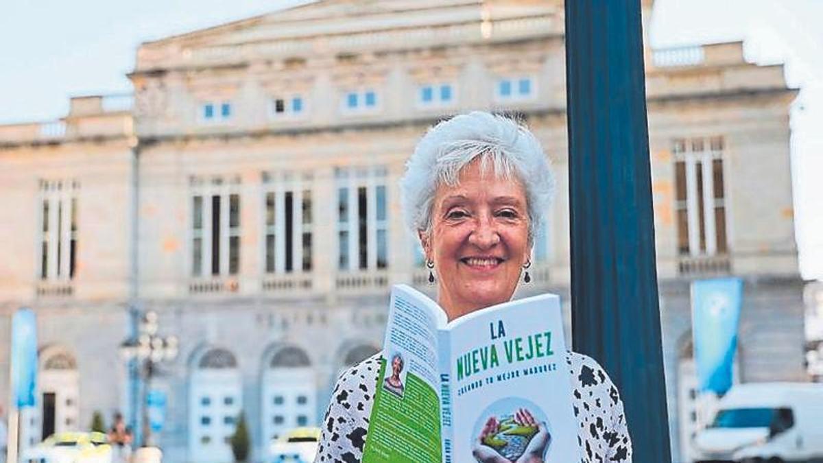 Erika Andersen, con su último libro, con el teatro Campoamor de Oviedo a su espalda.