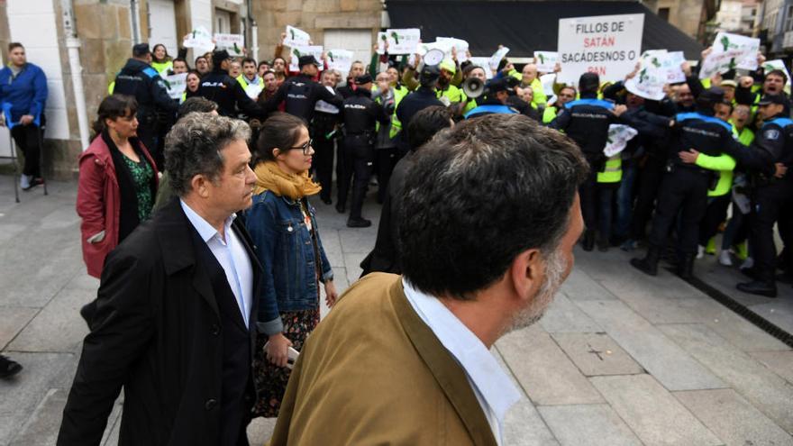 Los trabajadores de Ence abroncan a Lores y al BNG