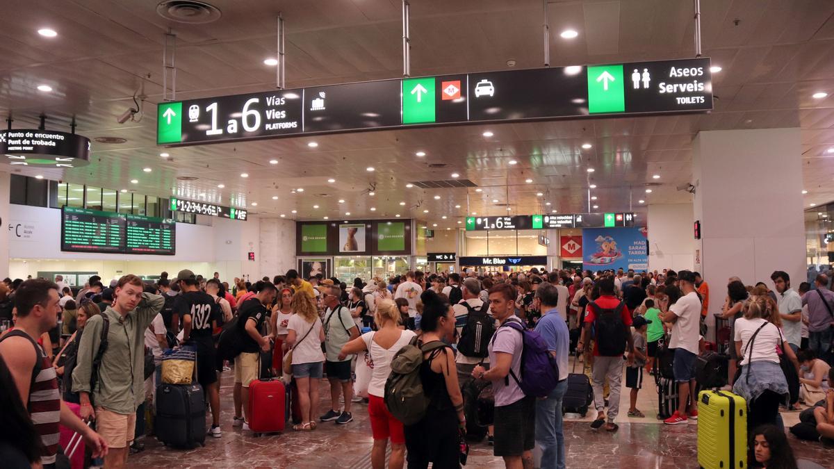 Passatgers afectats pels talls d&#039;AVE entre Barcelona i Madrid esperen a l&#039;estació de Sants