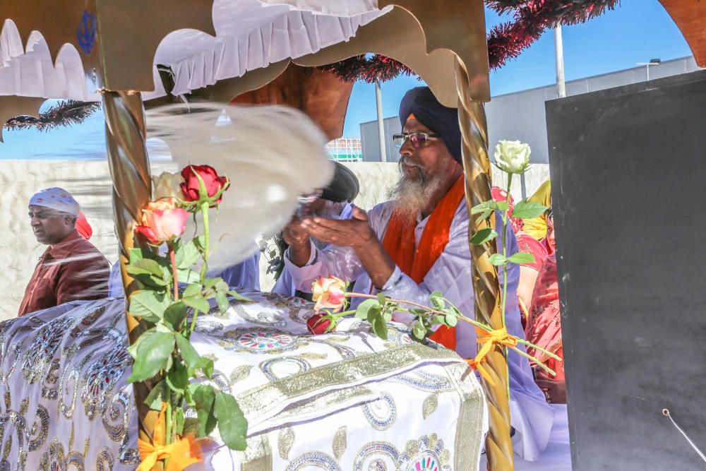 La comunidad Sikh recorre Torrevieja en un colorid