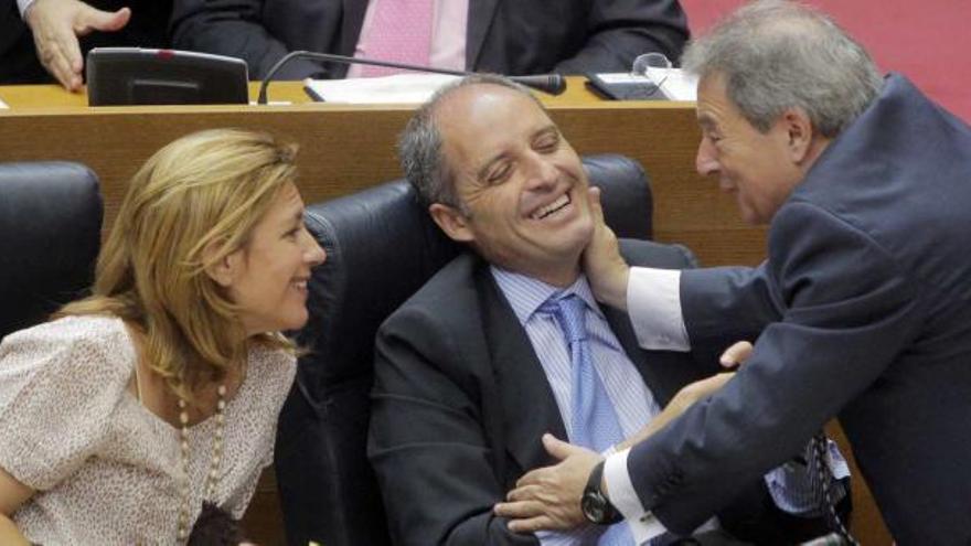 El jefe del Consell, durante la sesión de las Cortes celebrada ayer en Valencia, junto a Paula Sánchez de León y Alfonso Rus.