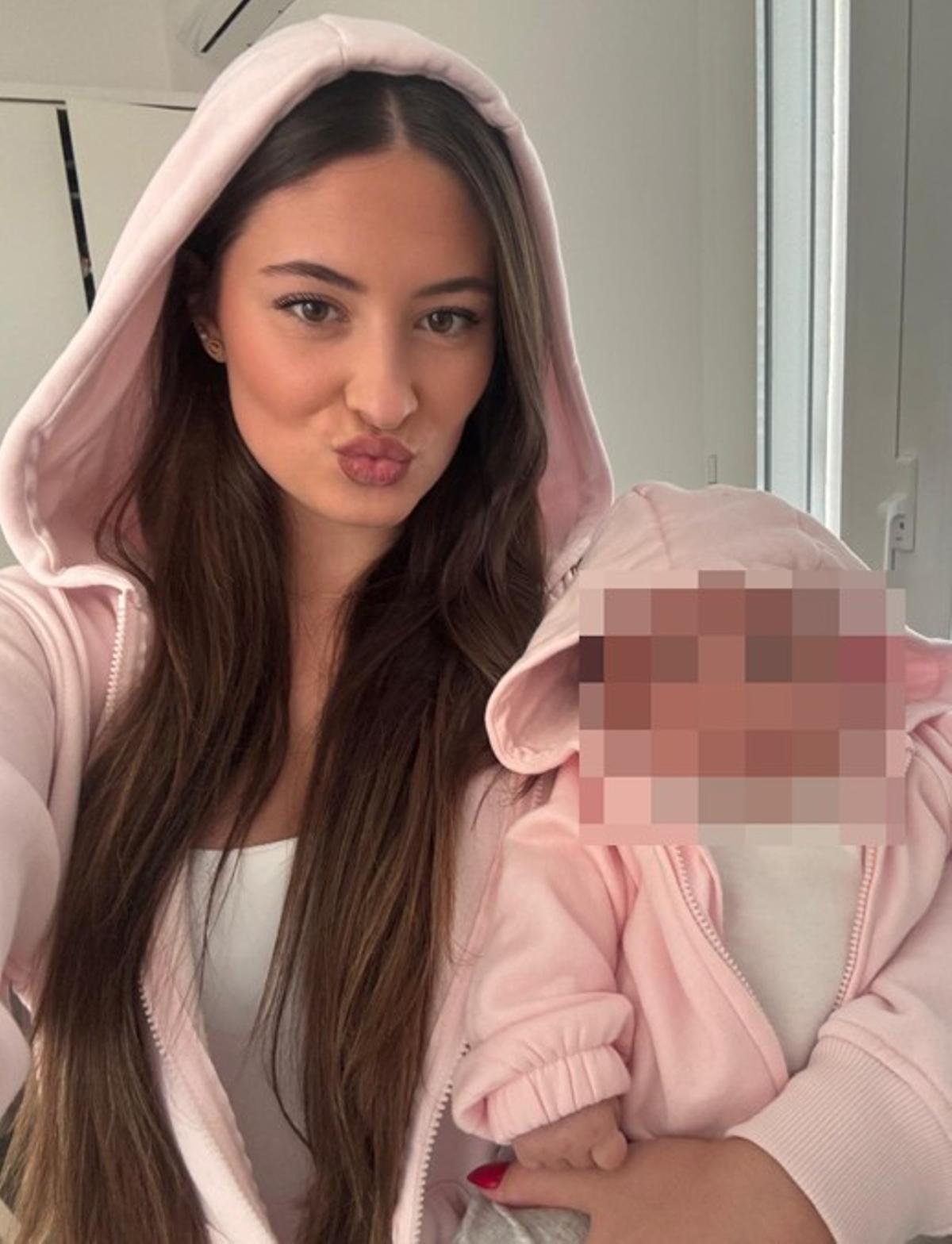 Angela de Rosas Tochter Tara mit ihrer Tochter Vega.