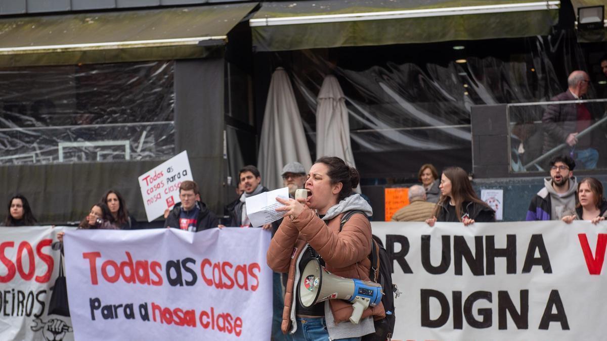 Protesta en A Coruña por los altos costes de la vivienda: "Hai que loitalo na rúa"
