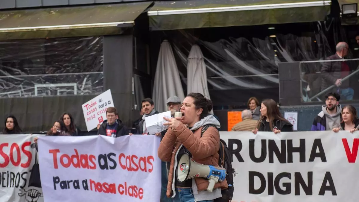Protesta en A Coruña por los altos costes de la vivienda: "Hai que loitalo na rúa"