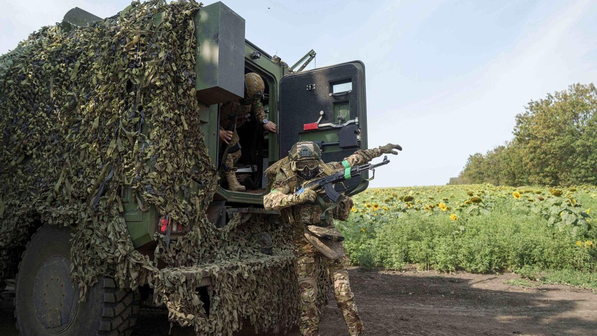 Un soldado ucraniano salta de un vehículo blindado durante un entrenamiento cerca de la línea del frente en dirección a Pokrovsk.