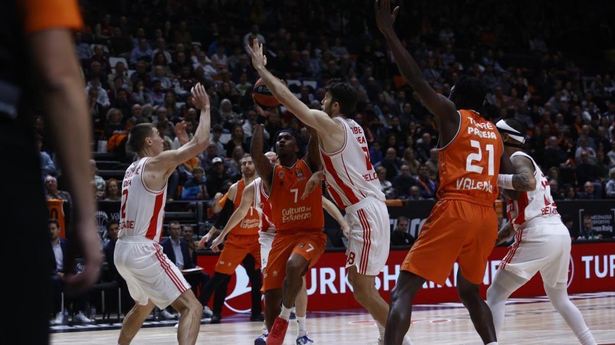 Chris Jones, en una acción ofensiva ante el Estrella Roja