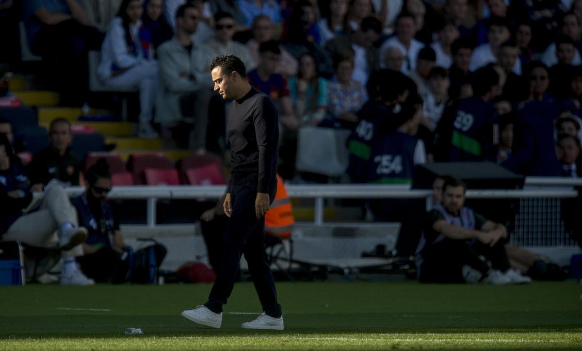 Xavi, reflexivo durante el clásico contra el Madrid en Montjuïc.