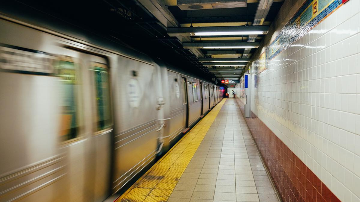 El metro pasa en una estación de Nueva York.