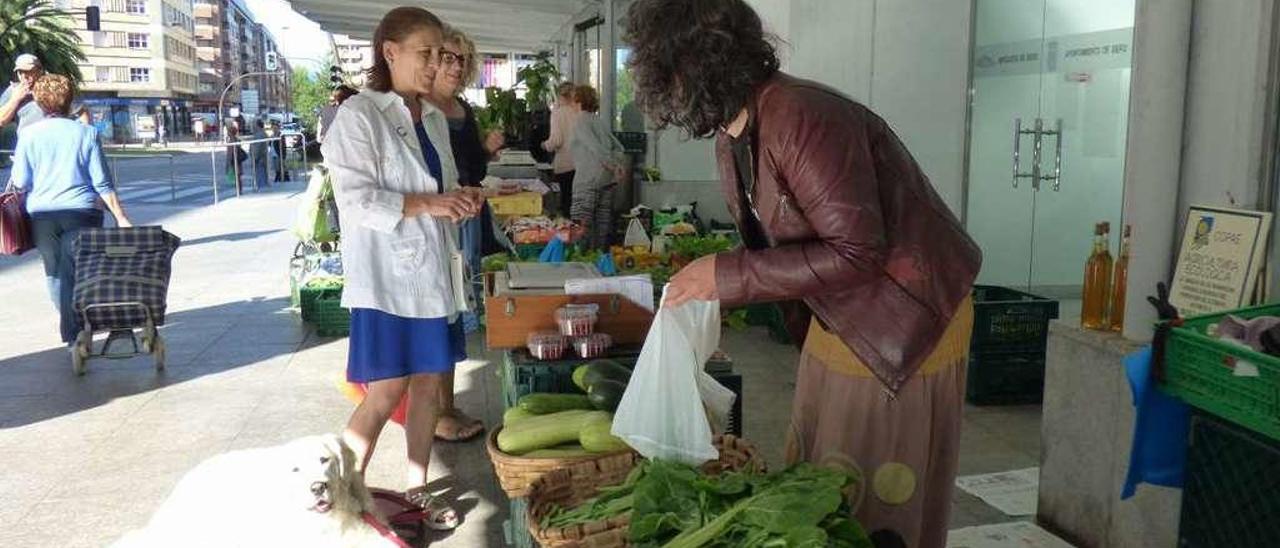 Conchi González, ayer, comprando en el puesto de Paula Cristóbal.