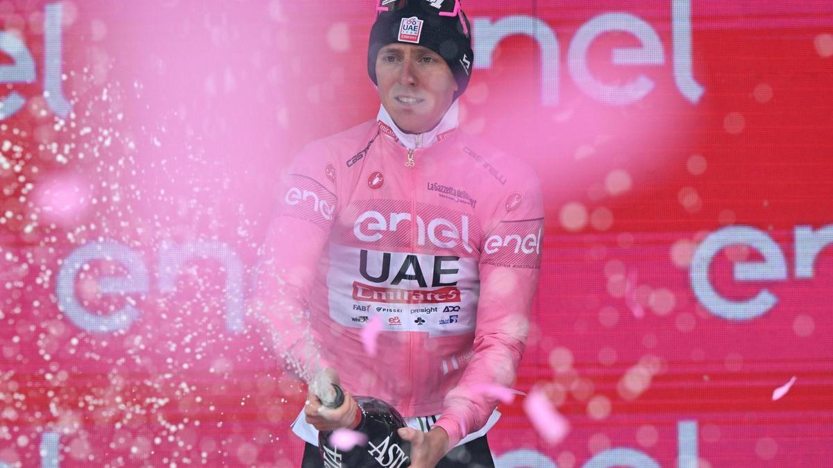 Tadej Pogacar, en el podio tras la 16ª etapa del Giro de Italia.