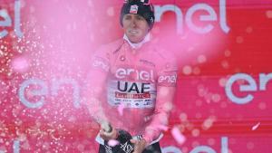 Tadej Pogacar, en el podio tras la 16! etapoa del Giro de Italia.