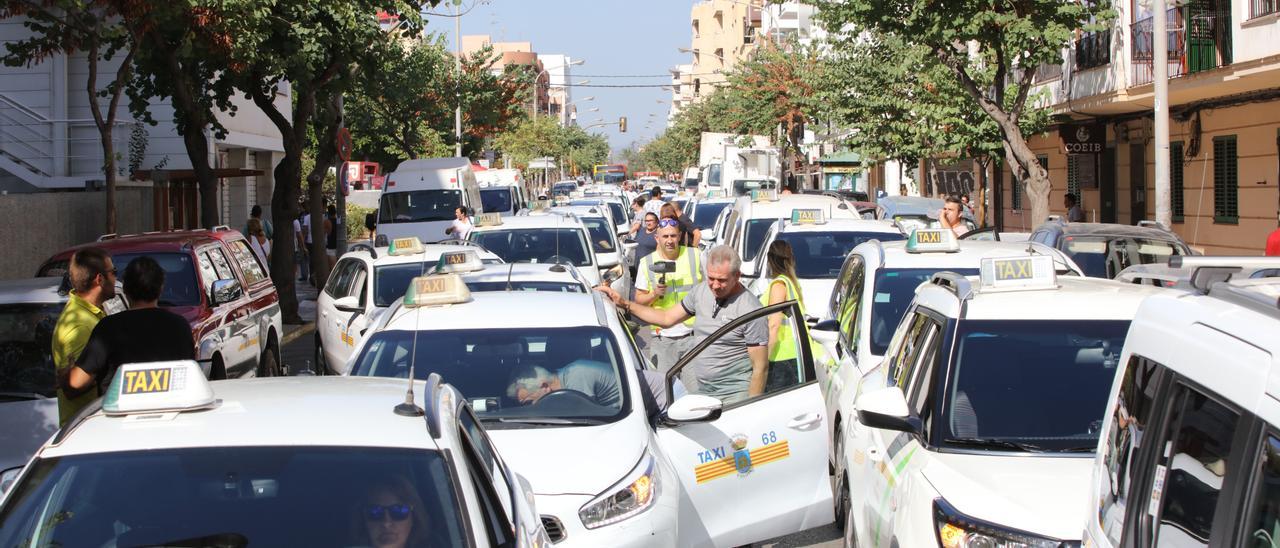 Caravana de taxis en la avenida de España de Ibiza en un acto de protesta contra la concesión de licencias de VTC, en una imagen de archivo.
